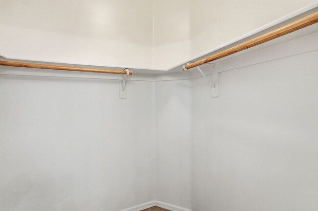 Building Photo - 907 E Catkins Pl