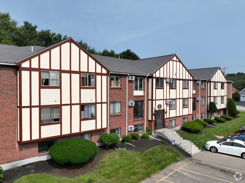 Building Photo - Olde English Village of Hampton