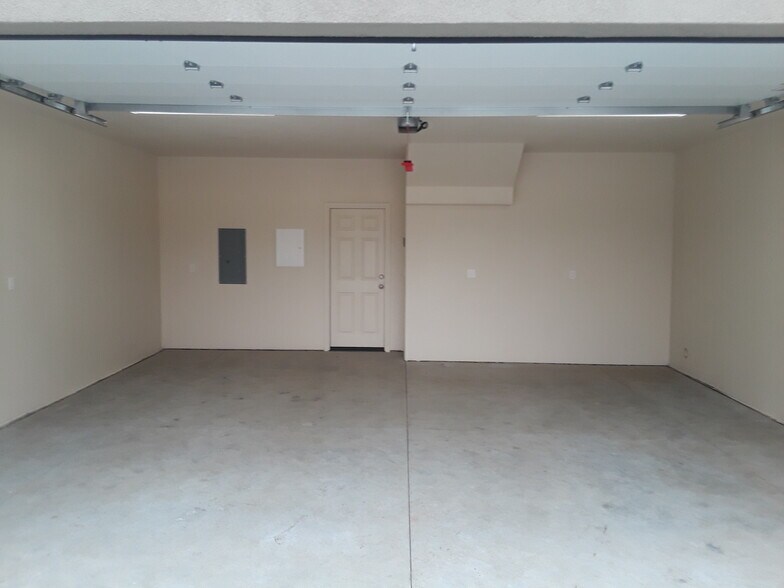 Building Photo - 1005 W 6th St