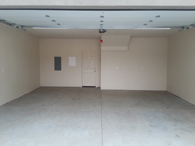 Building Photo - 1005 W 6th St