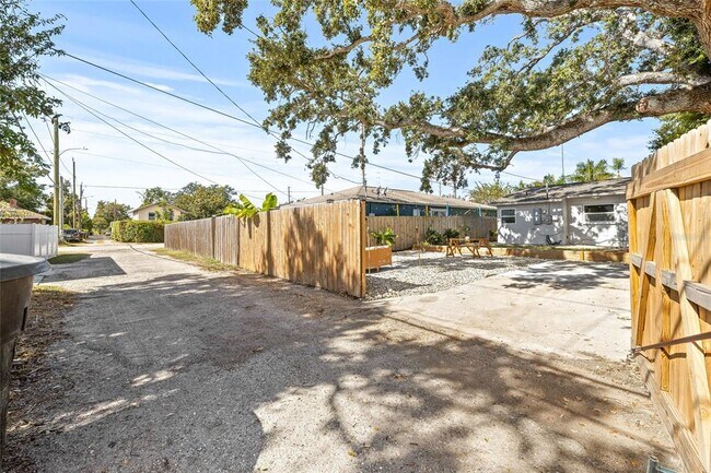 Building Photo - 4350 1st Ave S