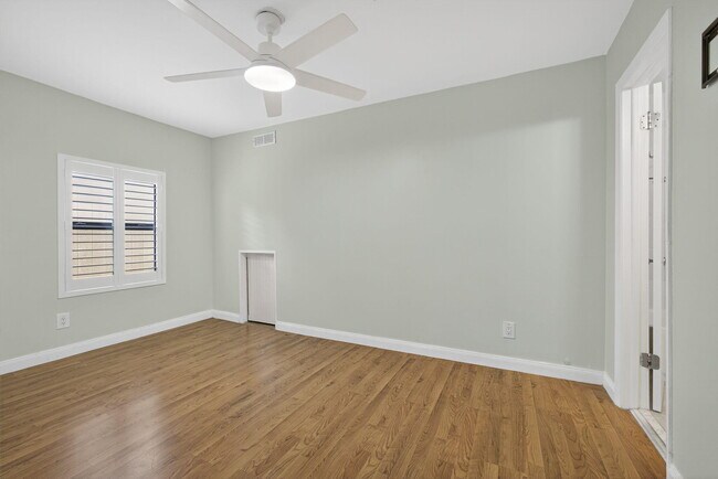 Building Photo - 323 Sandtree Dr