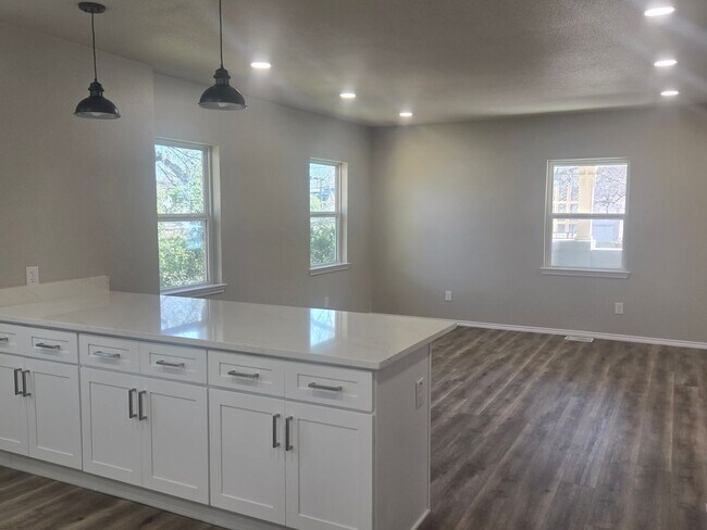 Building Photo - Newly remodeled 4 bedroom 3 full bath two story home located in the heart of Weatherford, TX