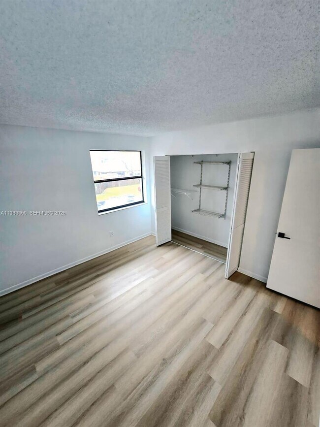 Building Photo - 20130 NE 3rd Ct