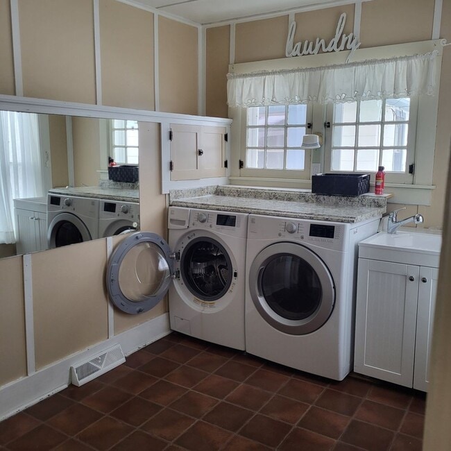 Building Photo - BEAUTIFUL 4 BEDROOM HOME NEAR DOWNTOWN CADILLAC