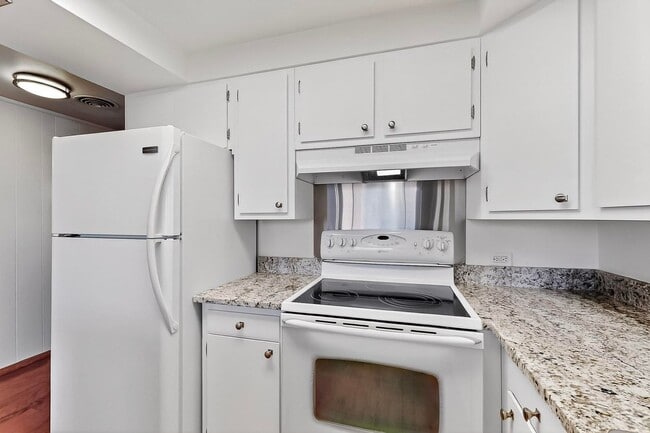 Building Photo - Art Deco Condo 1 Bedroom  1 Bath with cove...