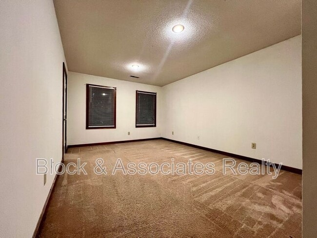 Building Photo - 1419 King Charles Dr