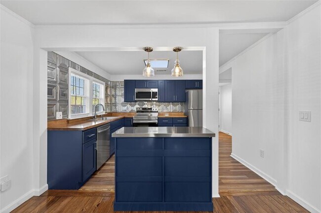 Building Photo - 240 E 5th Ave