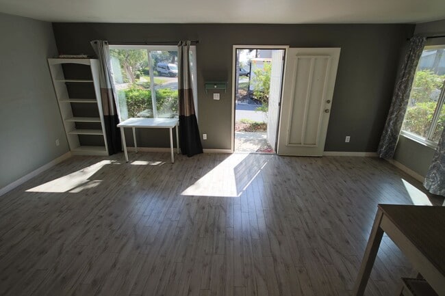 Building Photo - Large spacious 2 Bedroom in UTC