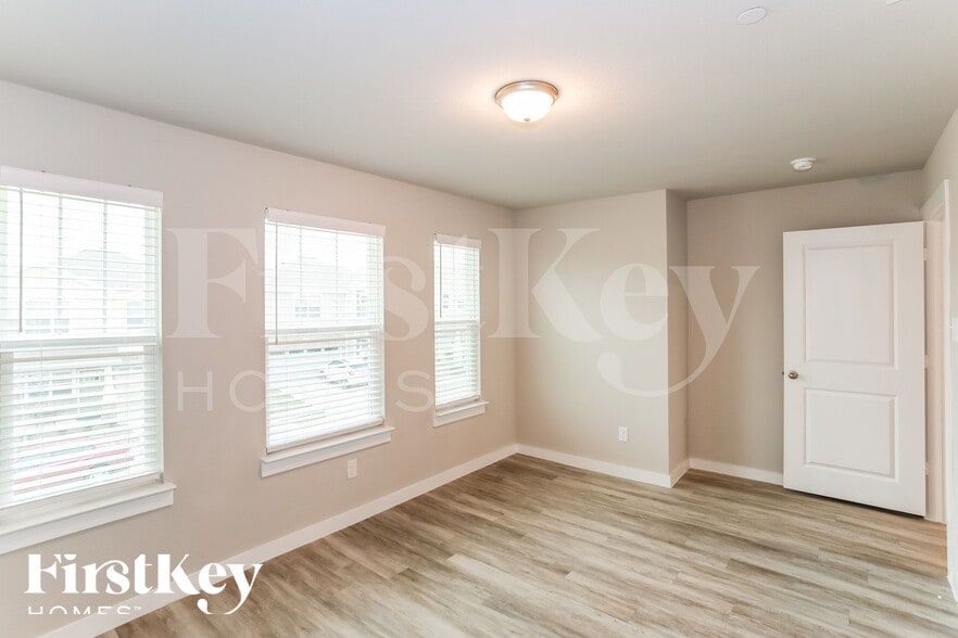 Building Photo - 327 Niki Dr