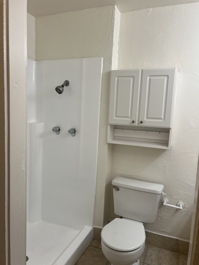 Master bedroom bathroom - 6526 Ocean Crest Dr