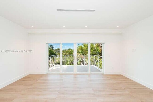 Building Photo - 1325 Bay Dr