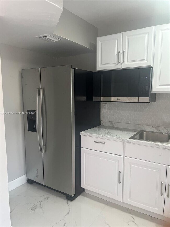 Building Photo - 5909 SW 36th Ct