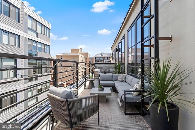 Building Photo - 2121 Ward Pl NW