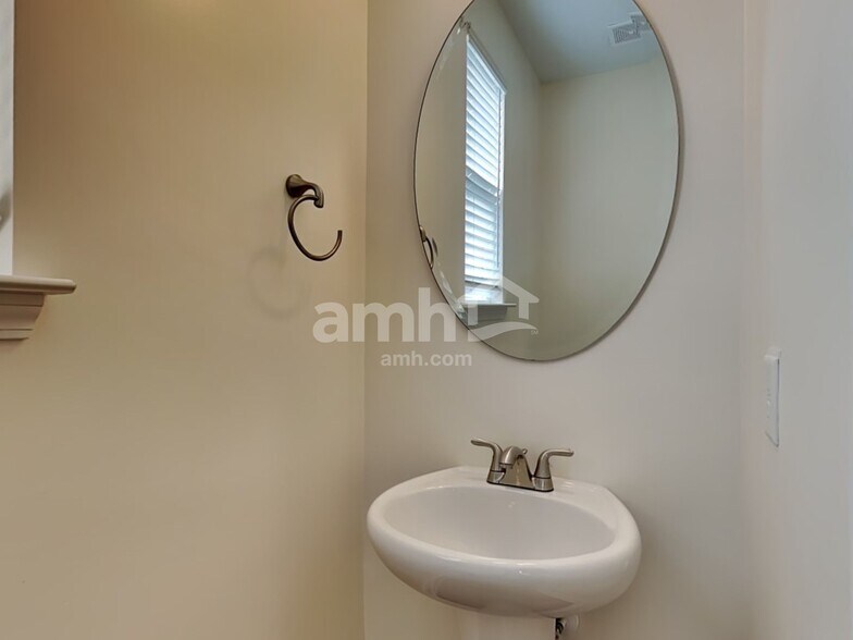 Building Photo - 992 Theodore Rd