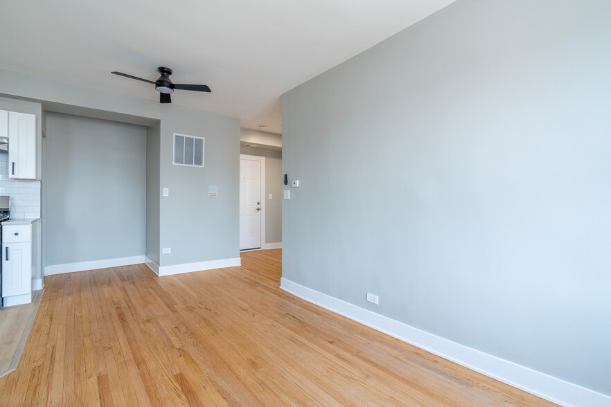 Building Photo - 6239 N Western Ave