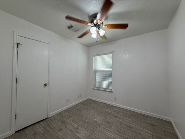 Building Photo - Nice One Story 3 Bedroom 2 Bath Home Backing to a Greenbelt! Near Sea World