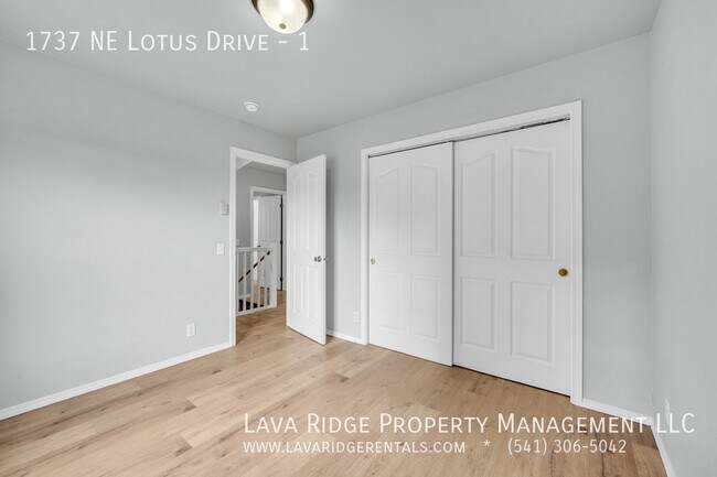 Building Photo - 1737 NE Lotus Dr