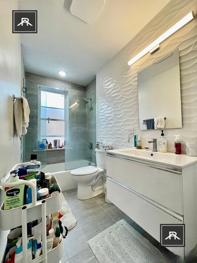 Building Photo - 5 Strathmore Rd