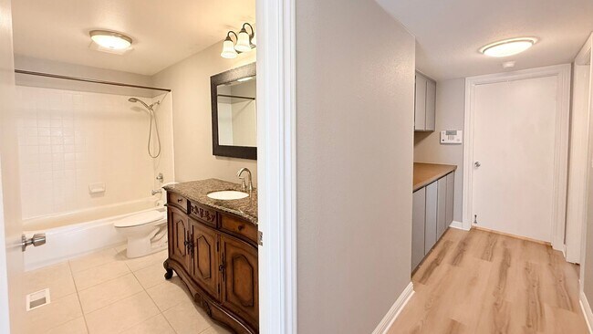 Building Photo - 750 N Paradise Valley Ct