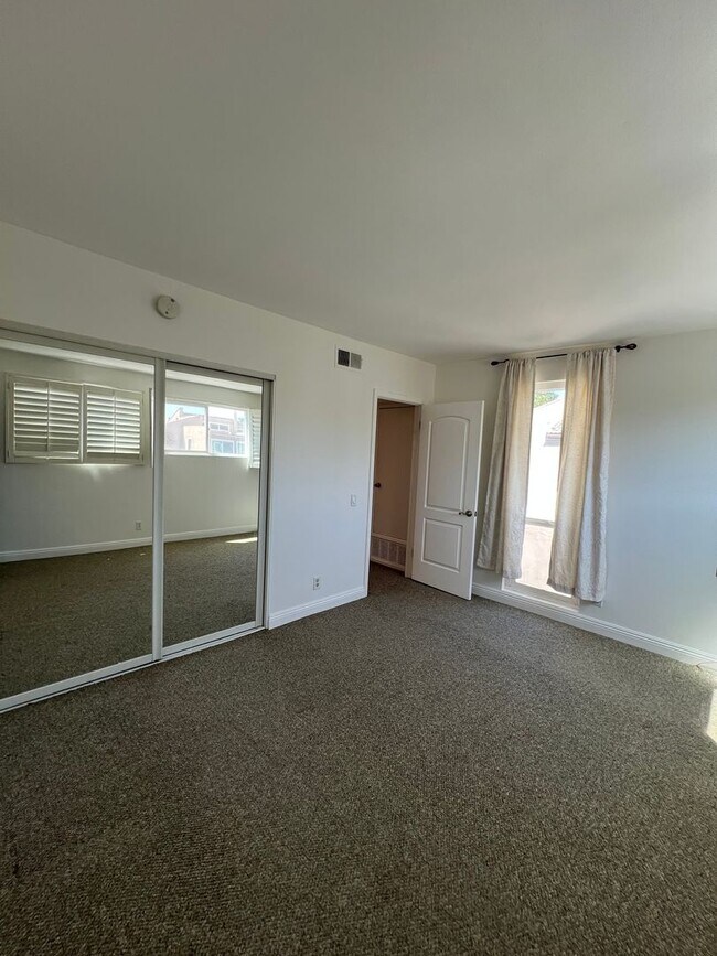 Building Photo - Tri-Level 2bed 2.5 bath Huntington  Beach Condo
