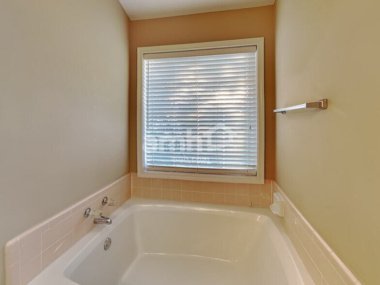 Building Photo - 3285 Summit Pl Dr