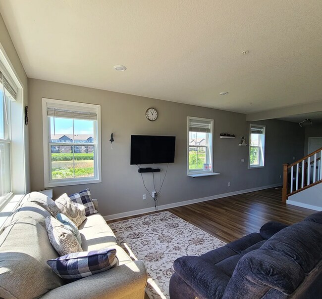 Building Photo - Beautiful 4bed 3.5bath End Unit Townhome With Walk-Out Basement!