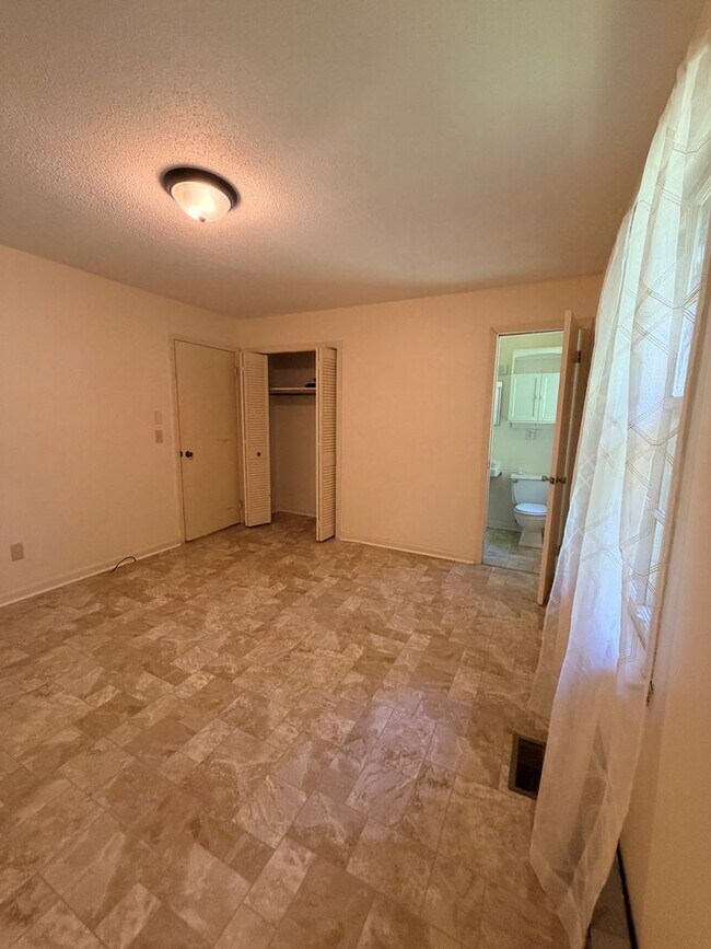 Building Photo - 10 Dogwood Ln
