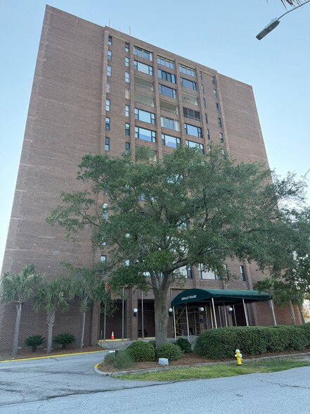 Building Photo - 14 Lockwood Dr