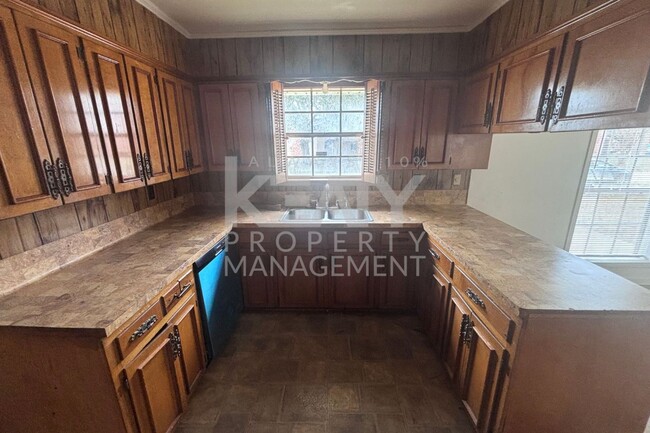 Building Photo - 3 Bedroom 2 Bathroom House Now available i...