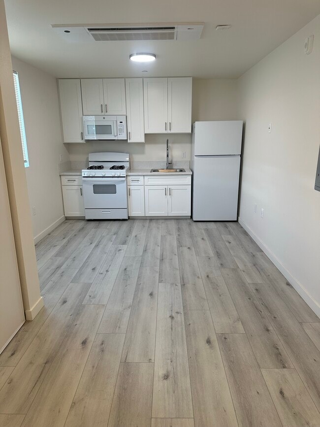 Building Photo - 1120 E 25th St