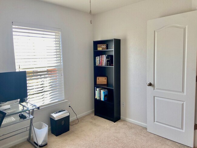Building Photo - 4BD/3.5BA Gorgeous End Unit Townhouse with...