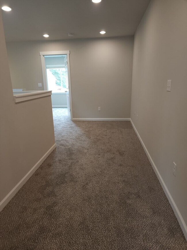 Building Photo - 15717 View Dr Ct SE