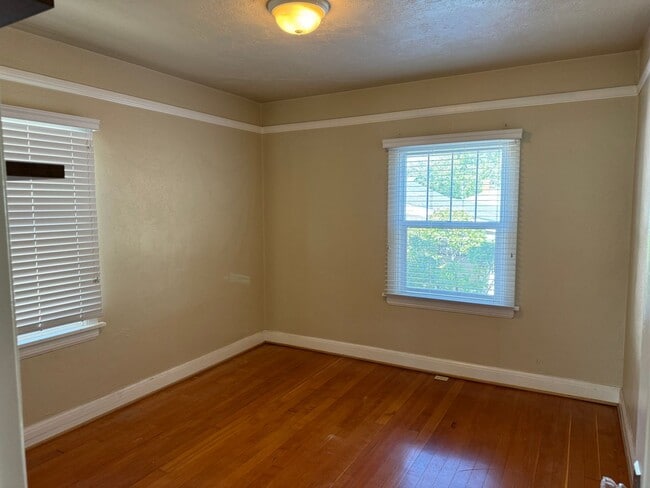 Building Photo - Charming South West Home!