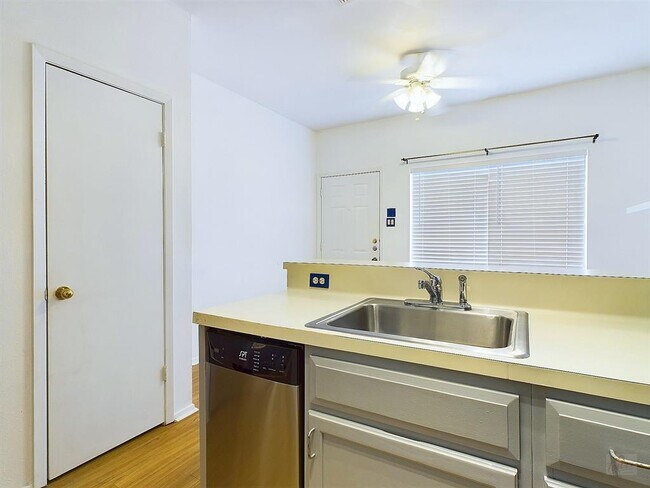 Building Photo - 2210 Pearl St