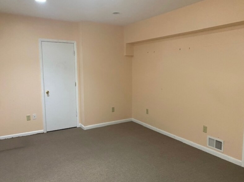 Building Photo - 260 Crabtree Ct