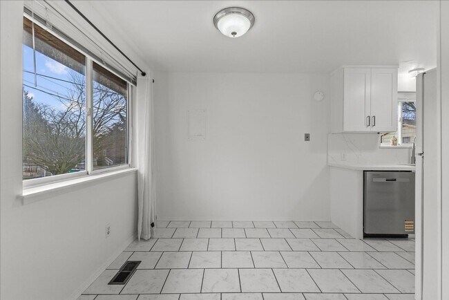 Building Photo - Bright and Updated Beacon Hill Rambler