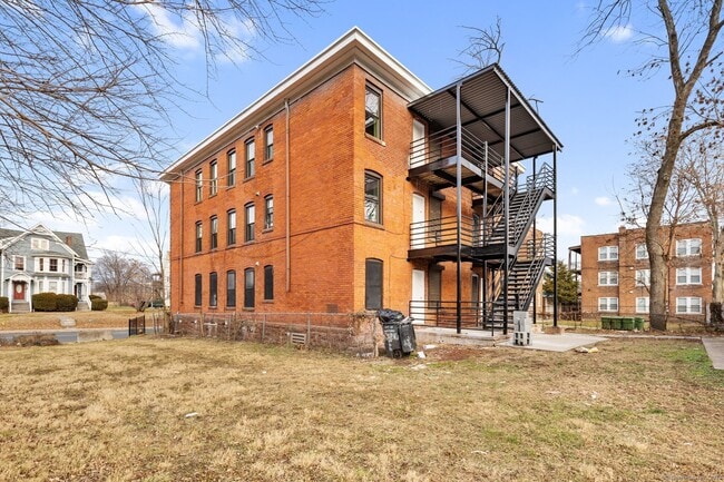 Building Photo - 31 Capen St