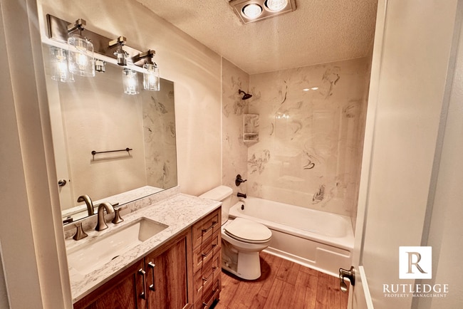 Building Photo - 855 E 9th St