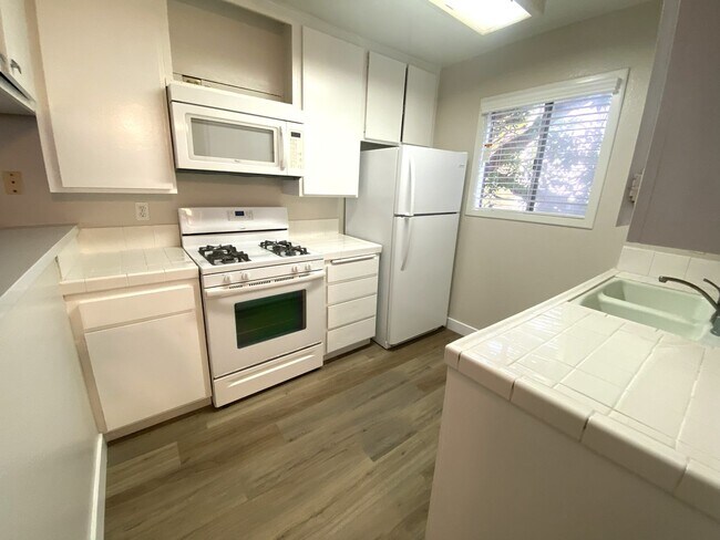 Building Photo - 2 Bedroom Hermosa Beach Condo - Close to Everything!