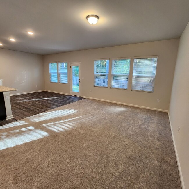 Building Photo - Brand NEW 1865sqft, 3 bed / 2.5 bath featu...