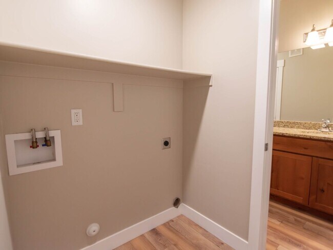 Building Photo - 600 W 400 S