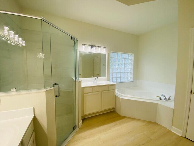 Building Photo - Your Dream Home Awaits! 5 bedroom 3 bath Single Family HOME!!