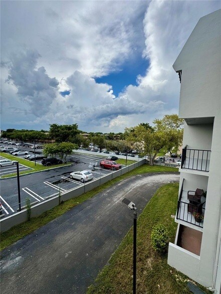 Building Photo - 10431 N Kendall Dr