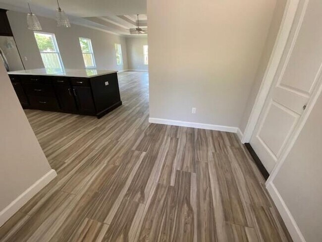 Building Photo - 3 Bedroom Brick Home with Modern Finishes!