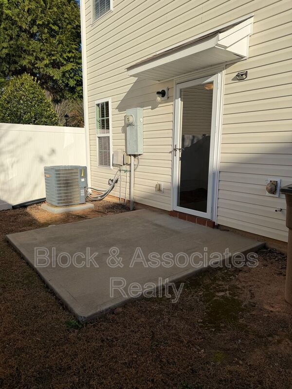 Building Photo - 832 Central Park Ave