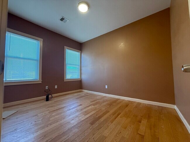 Building Photo - 574 Warren Ave