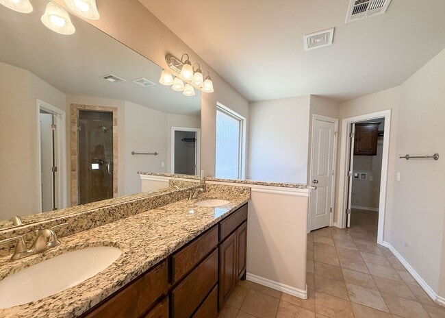 Building Photo - Edmond Schools | 3 Bed, 2 Bath | Open Layout & Covered Patio