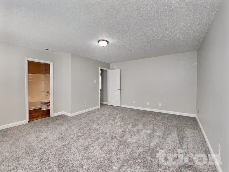 Building Photo - 1840 Blackmore Dr