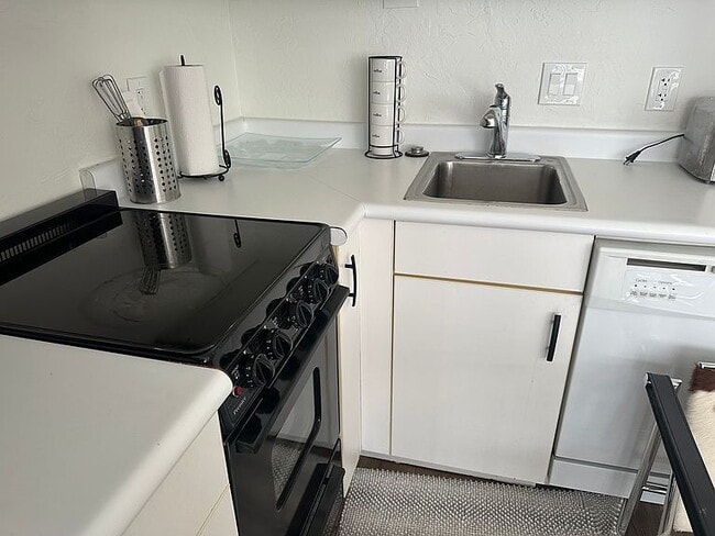 Building Photo - 725 E Main St